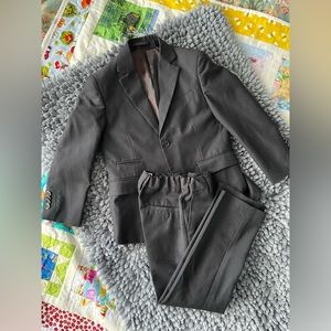 Children’s Isaac Mizrahi Tuxedo in mismatch sizes. Size 5 jacket - Size 4 pants